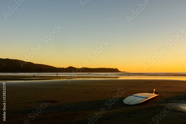 Obraz Deska surfingowa leży na plaży na wyspie Vancouver