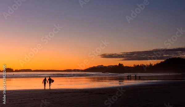 Obraz Zakochana para cieszy się zachodem słońca na plaży na wyspie Vancouver