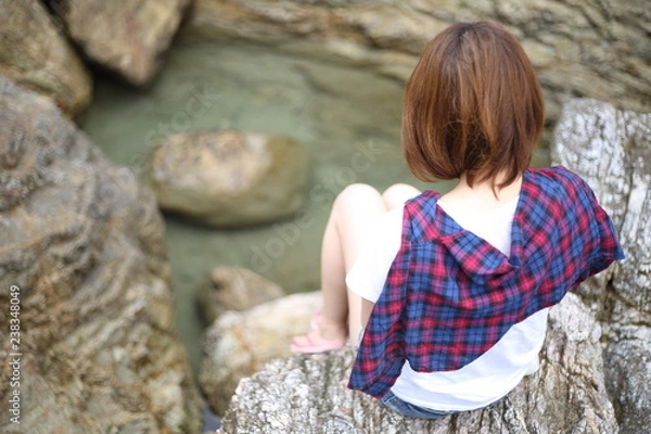 Fototapeta 岩の上に座る女性