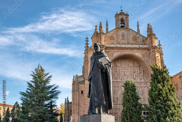 Obraz Monument to Francisco de Vitoria in front of the facade of the convent of Salan Esteban.