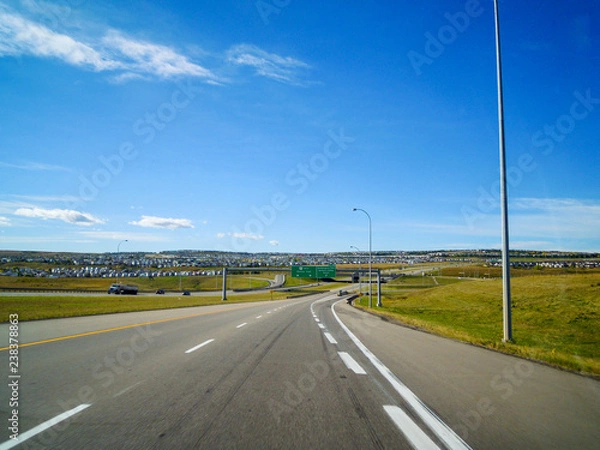 Fototapeta カルガリー近郊の道　ストーニー・トレイル（カナダ・アルバータ州）