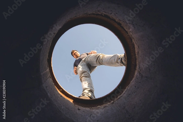 Obraz man looking through hole