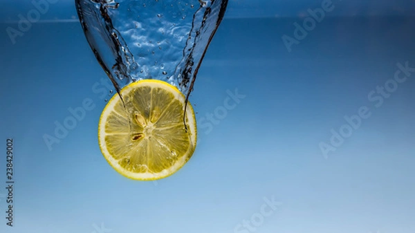 Obraz Lemon slices with water splash background close-up