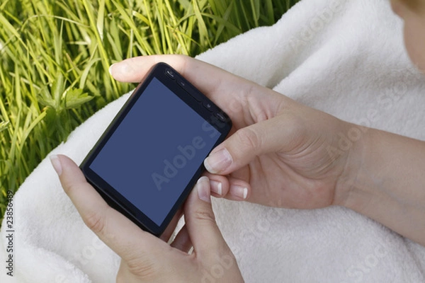 Obraz Frau auf einer Wiese beim Arbeiten