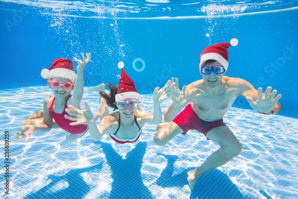 Obraz rodzina w basenie