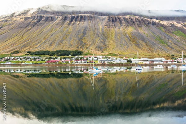 Obraz Odbicie fiordu na wodzie w Isafjordur, Islandia