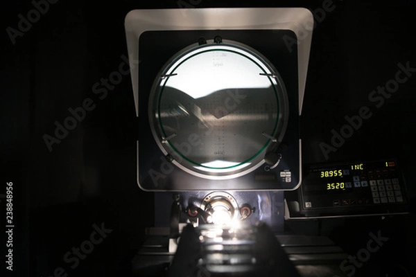 Obraz On the left is the drill under the microscope which is illuminated by LEDs. On the right is on the monitor displayed output of the microscope.