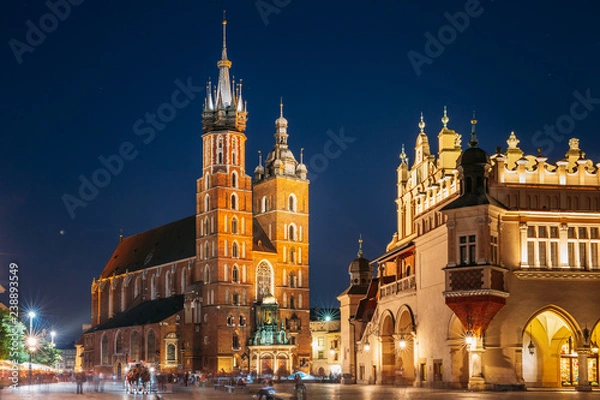 Obraz Kraków, Polska. Wieczorem w nocy widok na bazylikę Mariacką i Cl