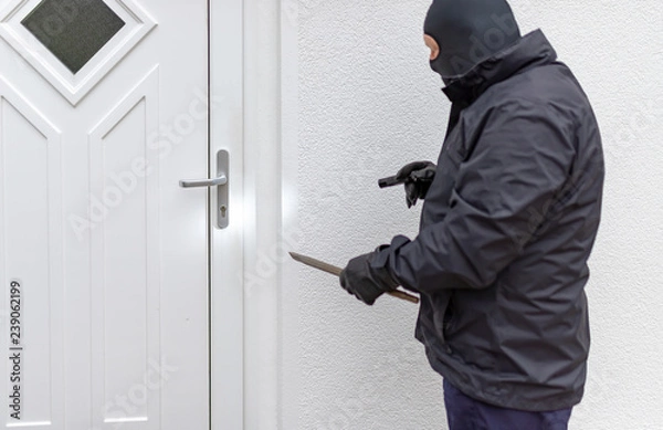 Obraz Einbrecher will in ein Haus einbrechen
