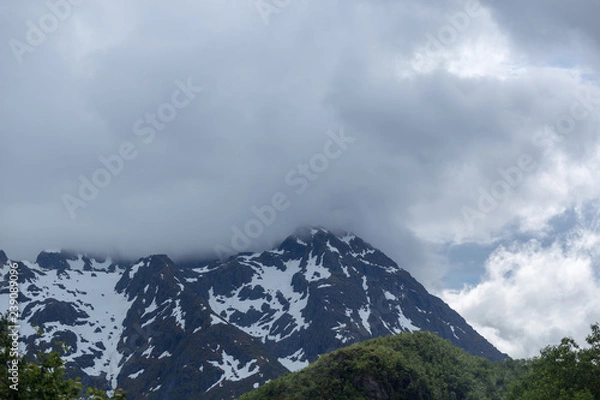 Obraz Wolken umschligen den Berg