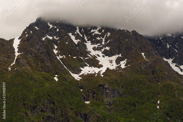 Obraz Wolken umschligen den Berg