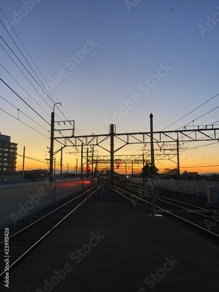 Fototapeta 鉄道ホームからの夕焼け