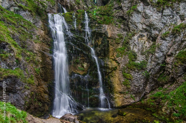 Obraz kleiner schoener wasserfall mit felsen