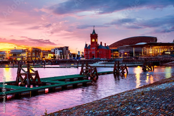 Obraz Nabrzeże nocą w Cardiff w Wielkiej Brytanii. Kolorowe niebo o zachodzie słońca z Wales Millennium Centre