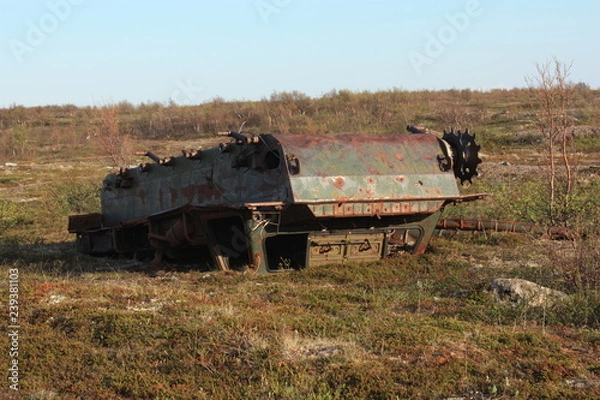 Obraz Старый перевернутый вездеход в тундре.