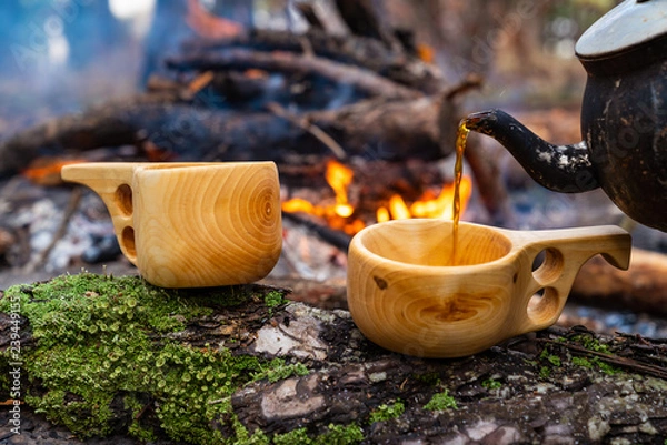 Obraz Drewniany fiński kubek, zwany Kuksa na pniu, z obozem