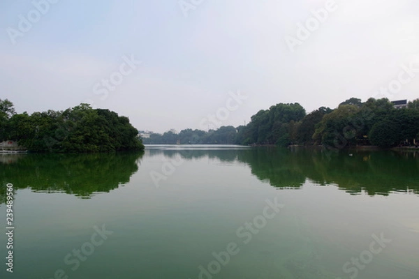 Fototapeta ホアンキエム湖に浮かぶ玉山祠