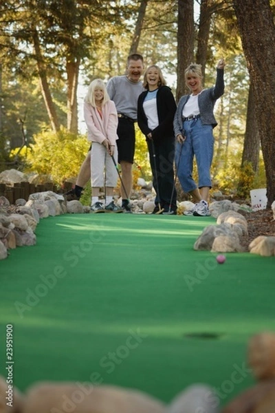 Obraz Family Goes Mini Golfing
