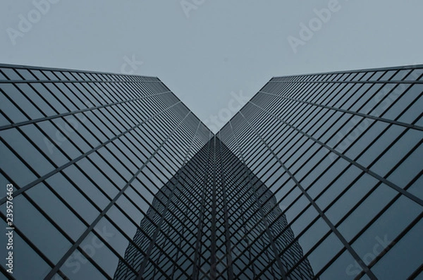 Obraz Szkło narożne skierowane w górę na budynek w centrum miasta.