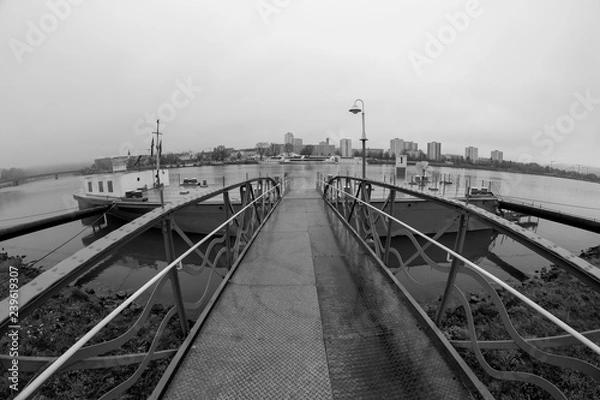Fototapeta Schiffsanlegestelle an der Donau in Linz Oberösterreich