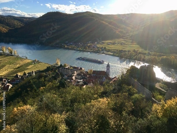 Obraz die donau, großer fluss der durch die wachau in österreich fließt/hügelige, liebliche landschaft durchzogen von breitem strom/von wasser geformte landschaft