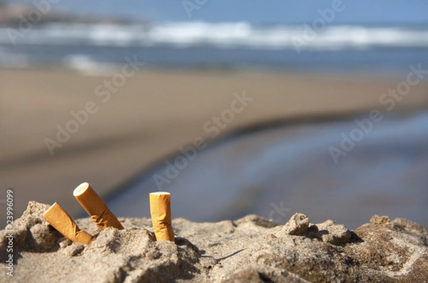 Obraz trzy niedopałki na plaży