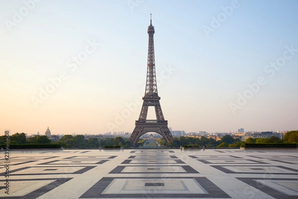 Fototapeta Wieża Eiffla, puste Trocadero, nikt w pogodny letni poranek w Paryżu we Francji