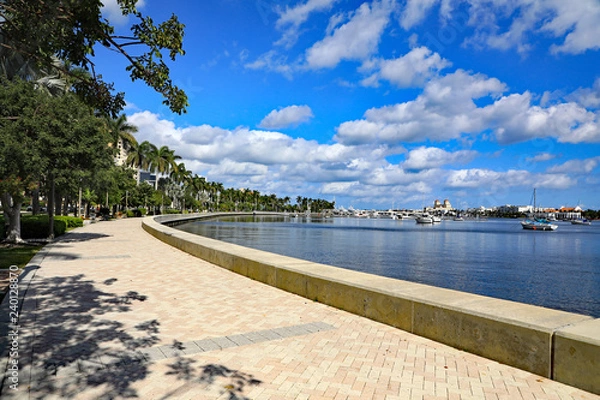 Obraz Flagler Drive Waterfront Walking Park, West Palm Beach: Ten słoneczny, 7-milowy park liniowy biegnie wzdłuż zachodniej strony Intracoastal od Currie Park, obok centrum West Palm Beach.
