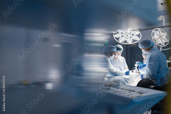 Fototapeta Sala operacyjna w szpitalu, niewyraźne liczby. Koncepcja profesjonalnego leczenia i profesjonalnego postępowania.