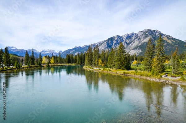 Fototapeta 秋のカナディアンロッキー　バンフの街中を流れるボウ川とサルファー山（バンフ国立公園　カナダ・アルバータ州）