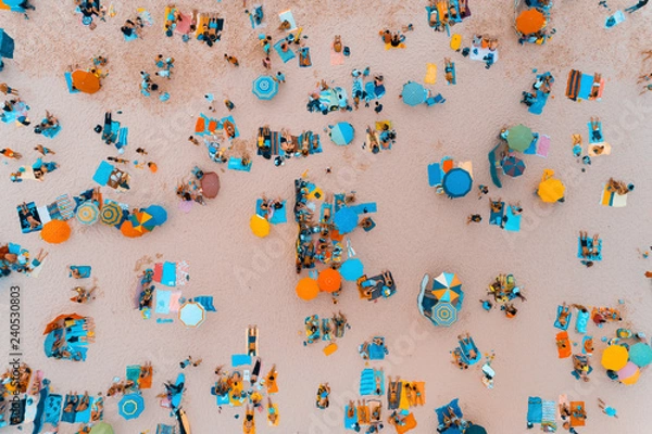 Fototapeta Widok z lotu ptaka ludzi opalających się na pięknej plaży w Portugalii; Koncepcja na letnie wakacje