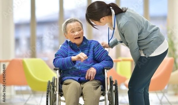 Obraz 老人介護施設・くつろぐ母