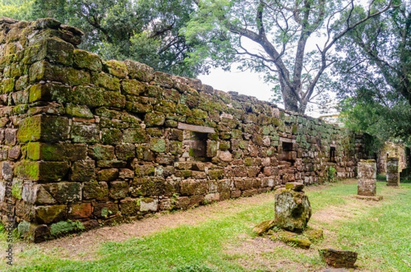 Fototapeta Old constructions covered with moss and full of windows and a corridor on the front in San Ignacio ruins, Misiones, Argentina
