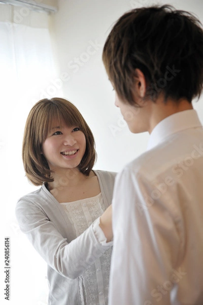 Fototapeta 夫のネクタイを締める若妻