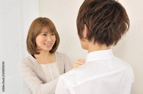 Fototapeta 夫のネクタイを締める若い妻