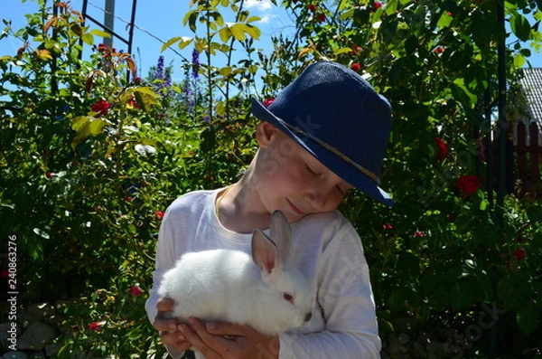 Obraz Мальчик и зайчик