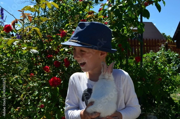 Obraz Мальчик и зайчик