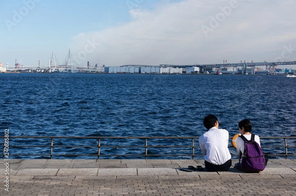 Obraz 港の公園で語り合う二人の男女