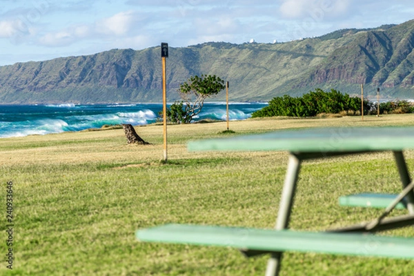 Fototapeta Picnic table and the beautiful landscape of the Hawaiian mountains of volcanic formation on the west side of the island of Oahu in Hawaii
