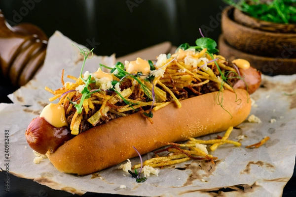 Fototapeta Pyszny grillowany hotdog w restauracji