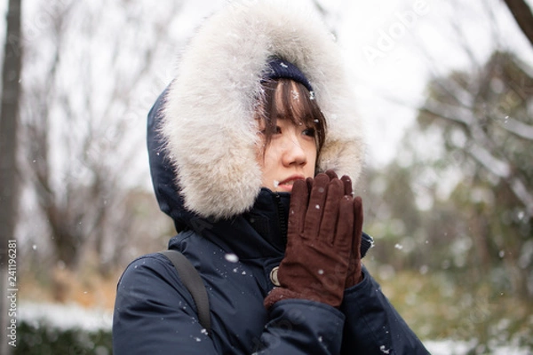 Obraz 寒がっている女性