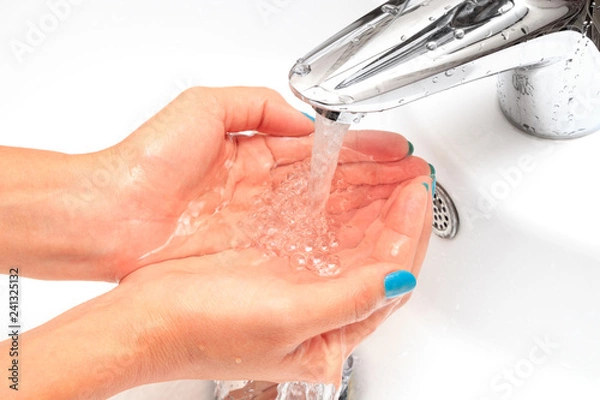 Obraz Kobiece ręce pod bieżącą wodą w zlewie