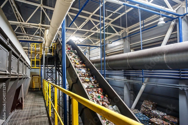 Obraz ruchomy przenośnik taśmowy na Nowoczesnym zakładzie recyklingu odpadów. Oddzielne i sortowanie śmieci. Recykling i przechowywanie odpadów do dalszej utylizacji.