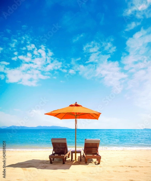 Obraz Dwa leżaki z parasolem na plaży