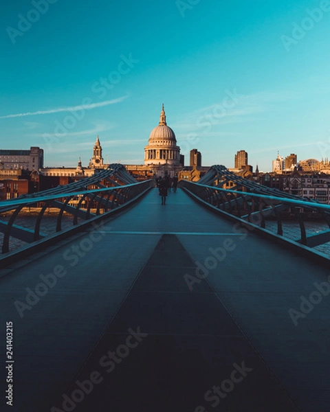 Obraz Millennium Bridge St Paul's Cathedral na niebieskim niebie nowoczesne panoramę Londynu