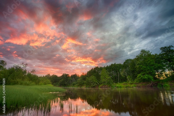 Fototapeta Zachód słońca nad brzegiem Amazonki. Dopływy Amazonki przepływają przez kraje Gujany, Ekwadoru, Peru, Brazylii, Kolumbii, Wenezueli i Boliwii. Zachód słońca nad rzeką