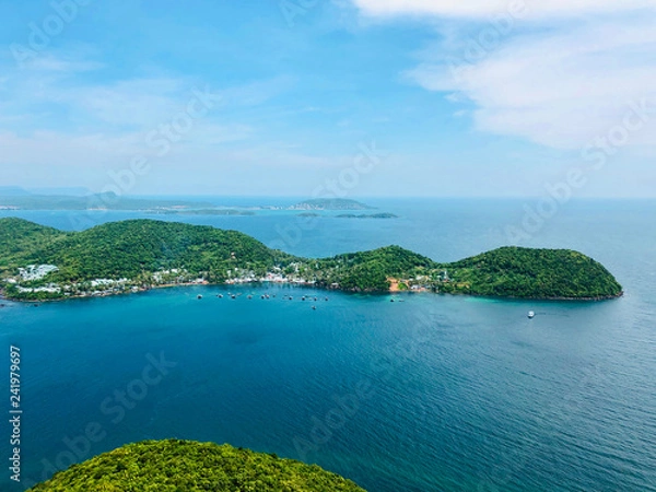 Fototapeta breathtaking view from the world's largest cable car over the sea in Vietnam on the Phu Quoc Islands