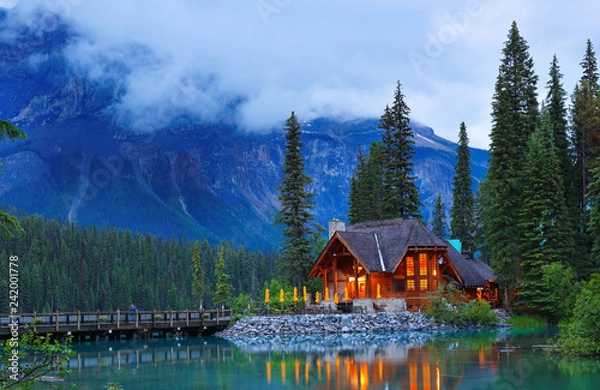 Fototapeta Z widokiem na Emerald Lake po zachodzie słońca, Park Narodowy Yoho, Kolumbia Brytyjska, Kanada