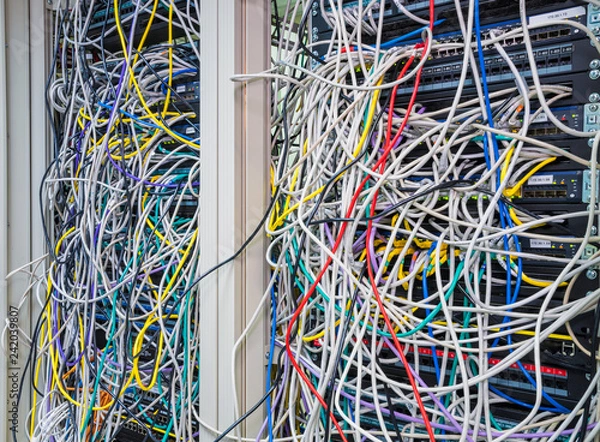 Obraz Panel rozdzielni z chaotycznymi połączeniami kabli bałaganu, Chaos In Server Room, Splątany kabel sieciowy