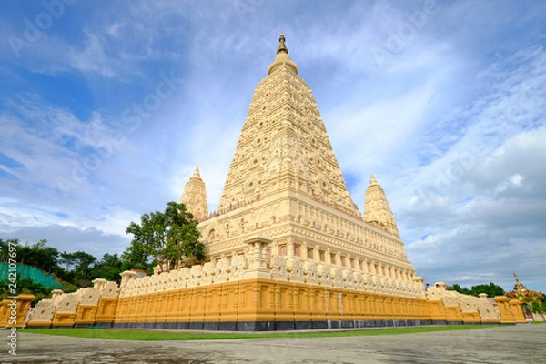 Obraz Perspective view at the corner of Thatta Thattaha Maha Bawdi Pagoda in Naypyitaw, capital city of Myanmar